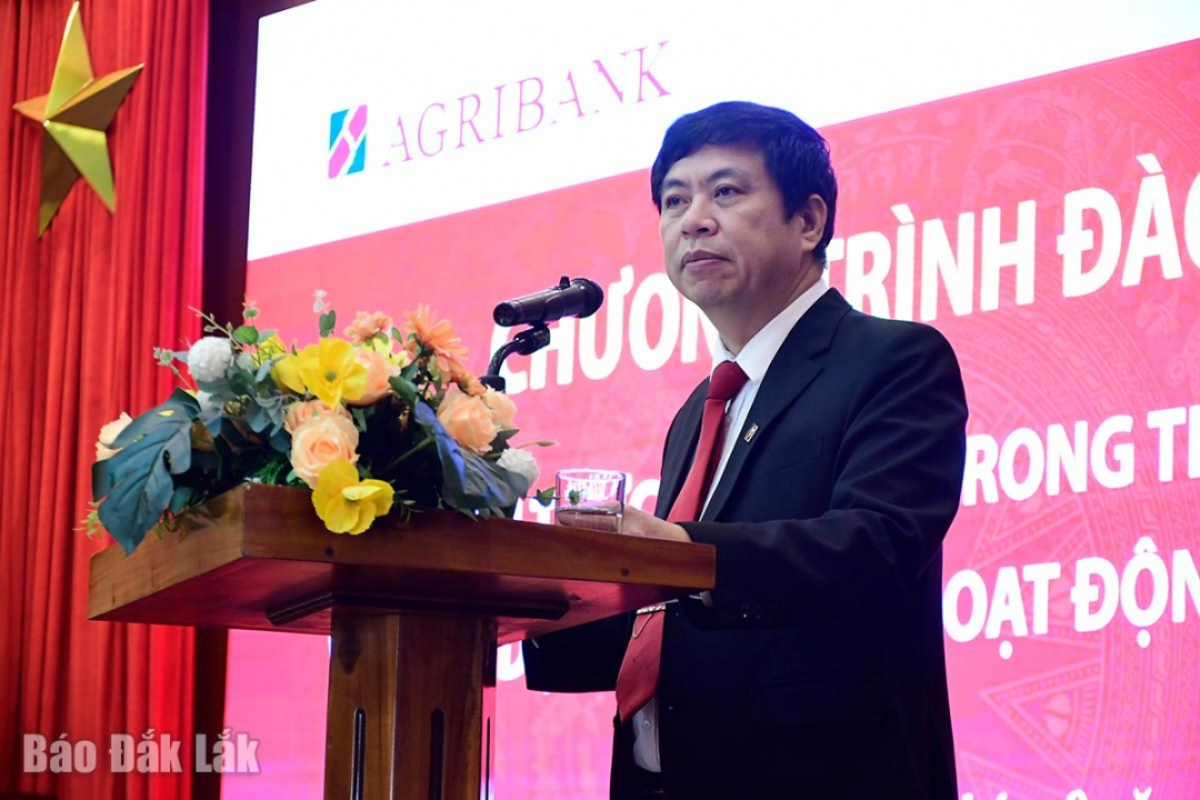 Ông Phan Thông Thái, Giám đốc Agribank Chi nhánh Phú Yên phát biểu tại buổi khai mạc.